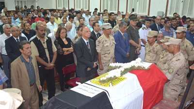 صور.. نيابة عن الرئيس السيسي.. محافظ القاهرة يشهد جنازة جثمان الشهيد فادي مدحت فايز