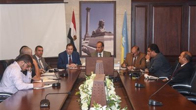 محافظ الإسكندرية يجتمع بشركة النظافة للبدء في وضع مقترح لتحسين المنظومة