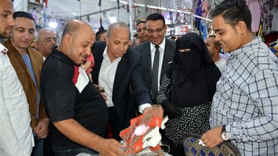صور.. محافظ القليوبية يفتتح معرض 