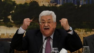 عباس يهدد بإنهاء 