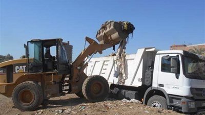رفع 100 طن من التراكمات ومخلفات القمامة بمنطقة ترعة أم الطبول بمدينة البلينا