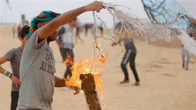 فيديو .. مستوطنون إسرائيليون يحتجون: أغيثونا من البالونات الحارقة