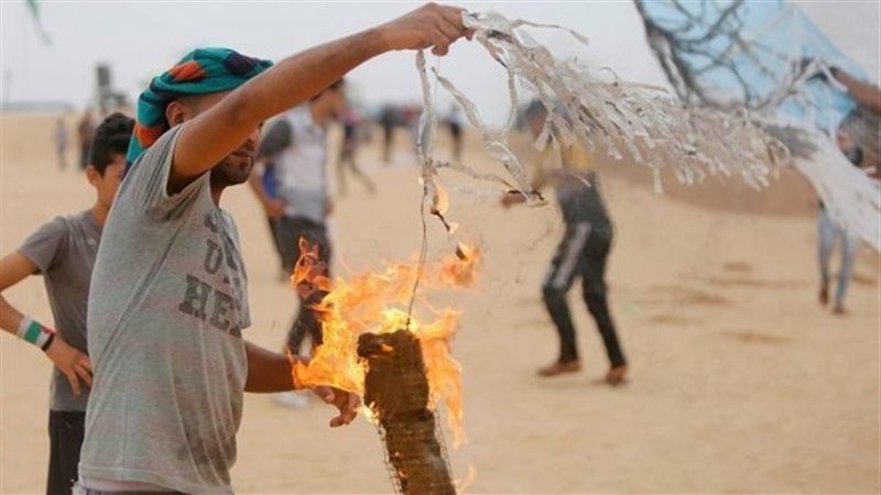 طائرات ورقية حارقة