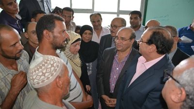 صور.. محافظ الدقهلية يزور أسر العقار المنهار بقرية عرب زيدان مركز المنزلة 