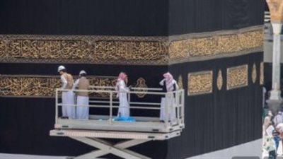 صور.. فك مذهبات كسوة الكعبة استعدادًا لـ تبديل الثوب القديم