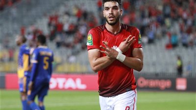 صور.. موقف إنساني رائع من وليد أزارو اتجاة طفل أهلاوي