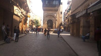 صور.. حى وسط القاهرة يقوم بمتابعة منظومة النظافة الجديدة بـ شارع المعز