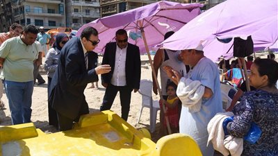 صور.. سكرتير عام الإسكندرية: يأمر  بتوقيع غرامة علي شاطيء المندرة المميز 