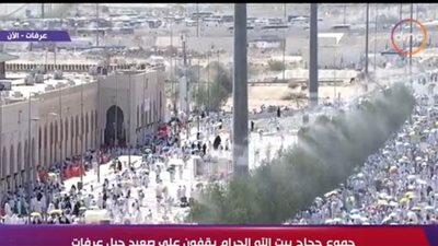 بث مباشر.. السلطات السعودية تخفف من حرارة الجو على الحجاج في عرفات