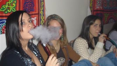 تدخين المرأة .. موضة أم مزاج أم أن هناك أسباب أخرى ؟
