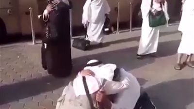 فيديو| شقيقان يلتقيان في مكة المكرمة بعد غياب 7 سنوات 