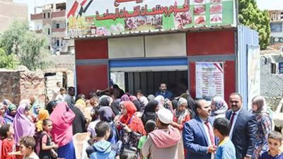 إقبال المواطنين لشراء اللحوم بمنافذ القوات المسلحة والشرطة ببني سويف