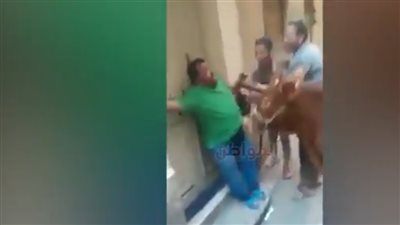 فيديو .. شابان يعذبان شخصا باستخدام عجل
