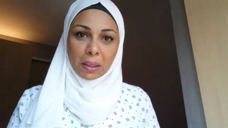 شابة تسخر من أكل