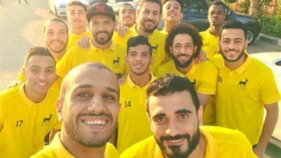 لاعبو دجلة يؤدون صلاة العيد في مسجد معسكرهم