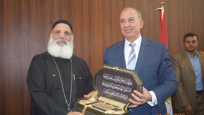 أساقفة البحر الأحمر تهدي المحافظ مصحفاً بمناسبة عيد الأضحي 2018