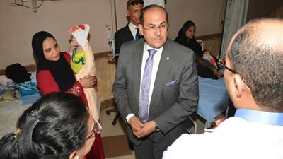 محافظ سوهاج يطمئن على المرضى بمستشفى الهلال في أول أيام عيد الأضحى 2018