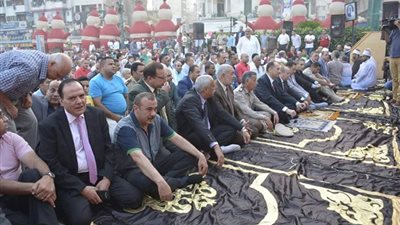 وسط الآلاف من المصلين.. محافظ دمياط يؤدى صلاة عيد الأضحى بميدان الساعة