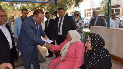 محافظ بني سويف يزور المسنين والمرضى في أول أيام عيد الأضحى 2018