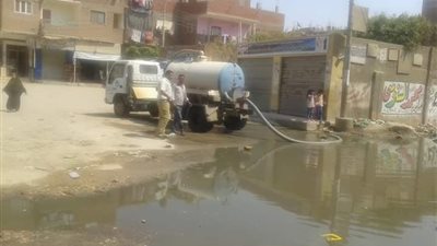 صور.. الدفع بـ ٣ سيارات لـ كسح مياه الصرف بـ شوارع أبو زعبل 