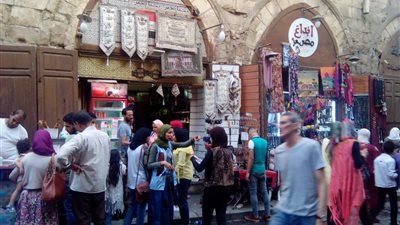 صور.. شارع المعز يتحول لـ كرنفال فى ثاني أيام عيد الأضحى 2018
