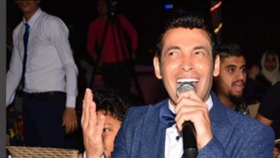 شاهد سعد الصغير يقبل يد أحمد عدوية 