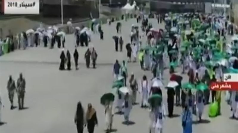 الحجاج يواصلون رمي