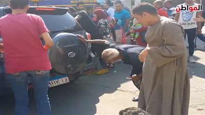 فيديو.. رجل يدهس طفلا بسيارته.. وأهالي شارع مراد يلقون القبض عليه