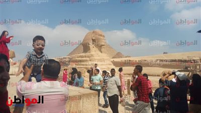 صور.. إقبال الزوار على أهرامات الجيزة في ثالث أيام عيد الأضحى 2018