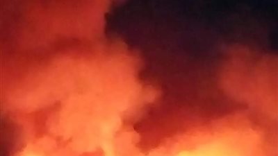 السيطرة علي حريق ببركة الصرف الصحي بواحة باريس في الوادي الجديد 