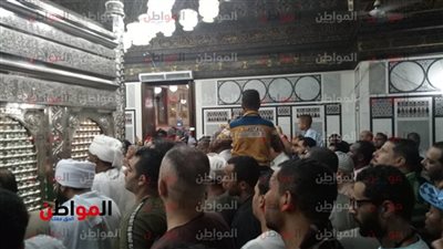 فيديو.. عاشقون في رحاب مسجد الحسين يودعون عيد الأضحى بين التراث و البدعة