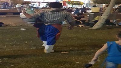 صور.. الأسر المصرية تحتفل بـ رابع أيام العيد على أنغام بائع العرقسوس في التحرير