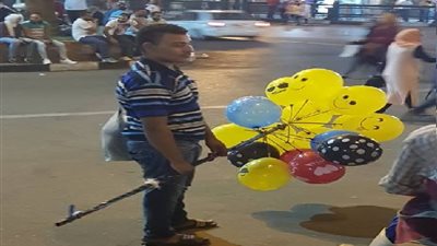 صور.. بائع البلالين صانع السعادة ومصدر فرح الأطفال بـ ميدان التحرير