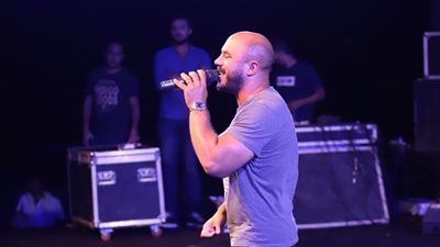 صور.. محمود العسيلى يشعل حماس الجمهور الكبير فى حفله ببورسعيد