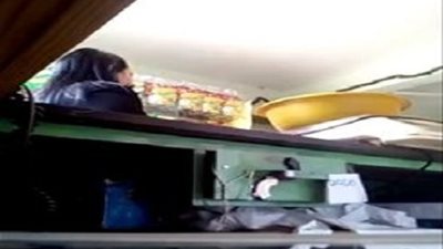 فيديو.. بطريقة ماكرة.. بائع  يضع مصيدة فئران حتى لا يستطيع اللصوص سرقته