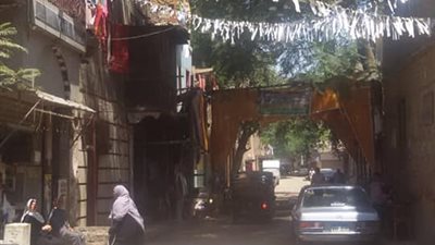 صور.. رئيس حي الساحل يتفقد أعمال رفع المخلفات في الشوارع