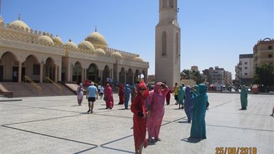 توافد الآلاف من السياح لزيارة جامع الميناء الكبير بالغردقة