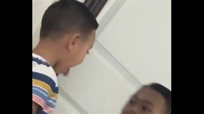 شاهد.. كيف علقت والدة طفل بعد رؤيته انعكاسه في المرآة