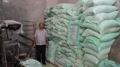 ضبط ٩ شكائر دقيق بلدي مدعم وماكينة صرف خبر بـ الخانكة 