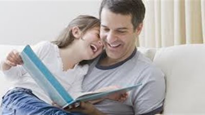 حديث الآباء مع أطفالهم يحسن مراكز الكلام لديهم