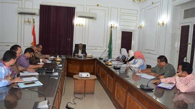 محافظ المنيا يبحث الاستعدادات لاستضافة 