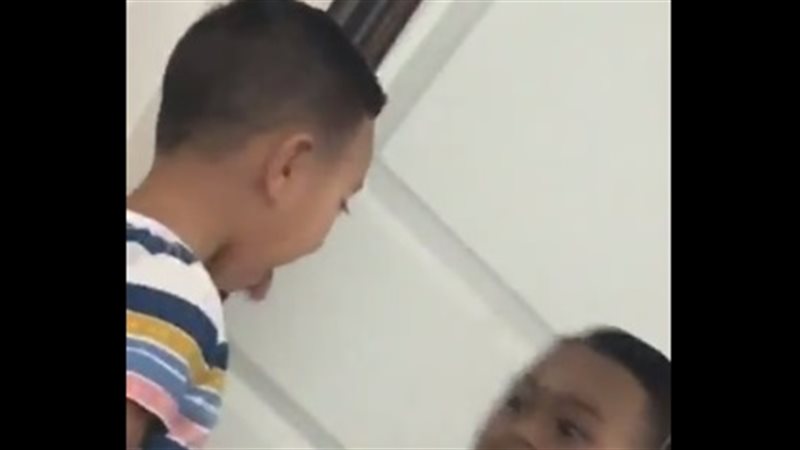 انعكاس طفل في مرآة