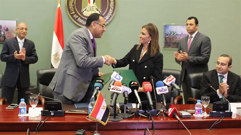رئيس الوزراء ووزيرة