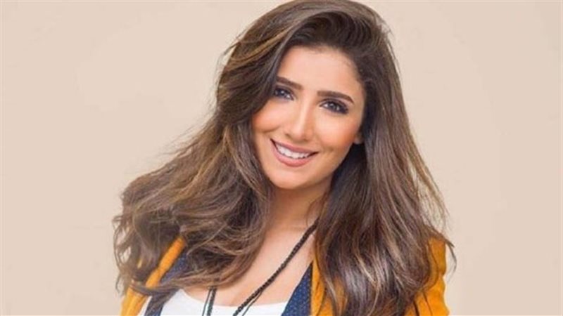 الفنانة مي عمر 