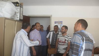 صور.. مساعد محافظ كفرالشيخ يتابع انتظام العمل بالوحدة المحلية بعد إجازة عيد الأضحى 2018