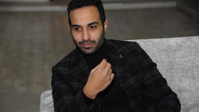 أحمد فهمي ينشر صورة من فيلم الكويسين 