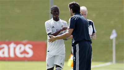 سانتياجو سولاري يساند فينيسيوس 