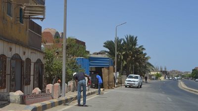 صور.. متابعة أعمال النظافة وكنس الاتربة اسفل الأرصفة بـ شوراع مدينة القصير