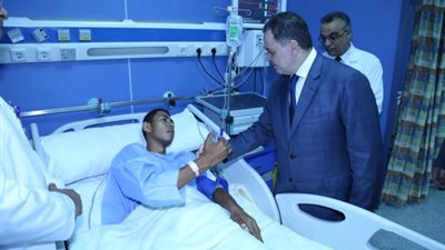 صور.. وزير الداخلية يتفقد حالة أبطال الشرطة المصابين في هجوم كمين شمال سيناء