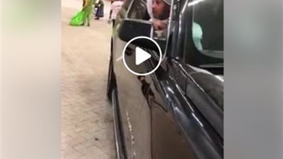 فيديو| حاج سعودي دخل مستقلا سيارته من أجل رمي الجمرات بـ طريقة غريبة